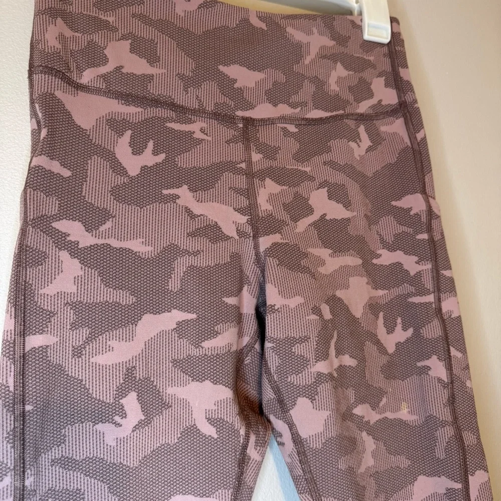 Athleta Ultimate Stash Pocket Camo Capri Leggings M – Pink Activewear